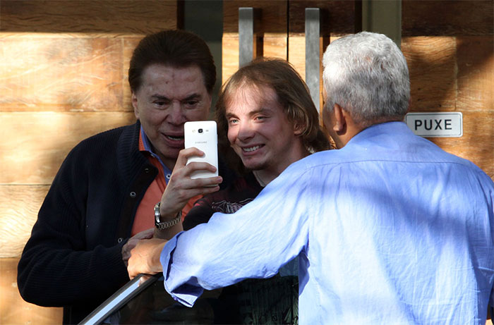 Silvio Santos é tietado por fãs na saída de salão do Jassa