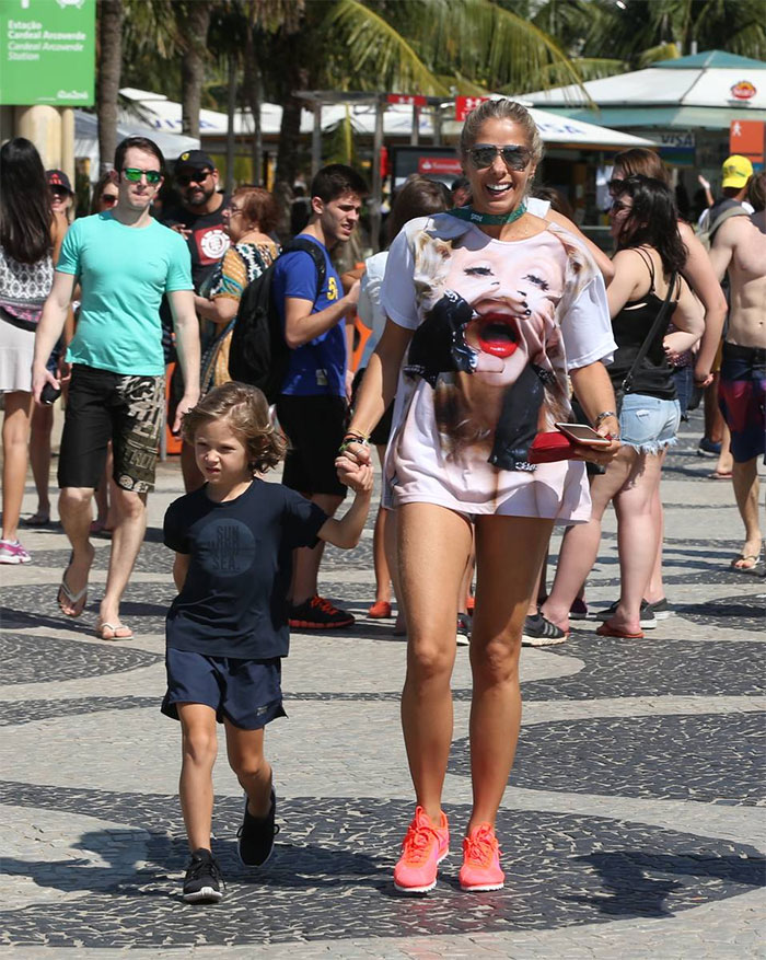  Cheia de estilo, Adriane Galisteu curte jogo com a família