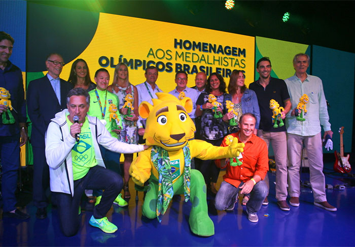  Famosos confraternizam no Espaço Time Brasil e posam para fotos