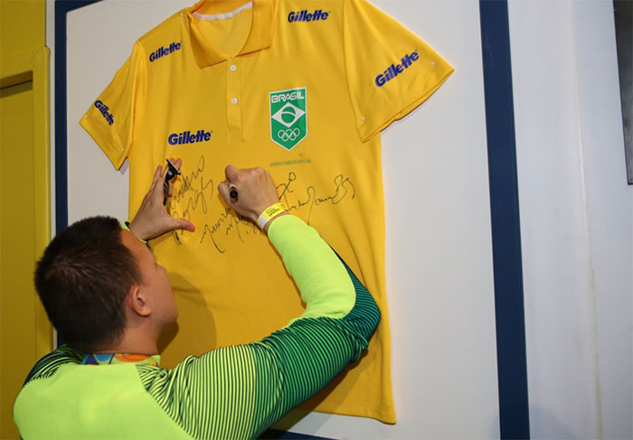 Claro que uma camiseta autografada pelo medalhista não poderia faltar