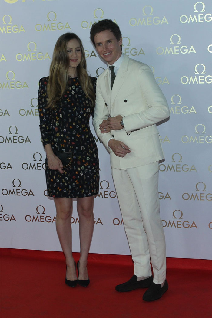 Eddie Redmayne esbanja estilo em evento no Rio de Janeiro