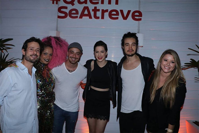  Sophia Abrahão faz pose com a Tocha Olímpica durante evento