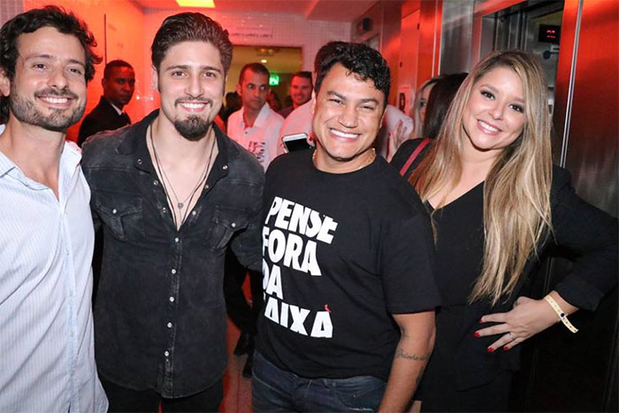  Sophia Abrahão faz pose com a Tocha Olímpica durante evento