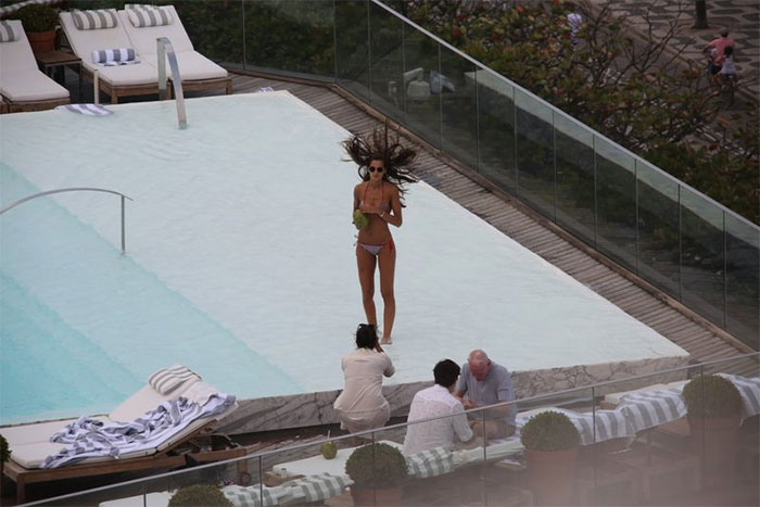 Izabel Goulart exibe corpão em dia de piscina