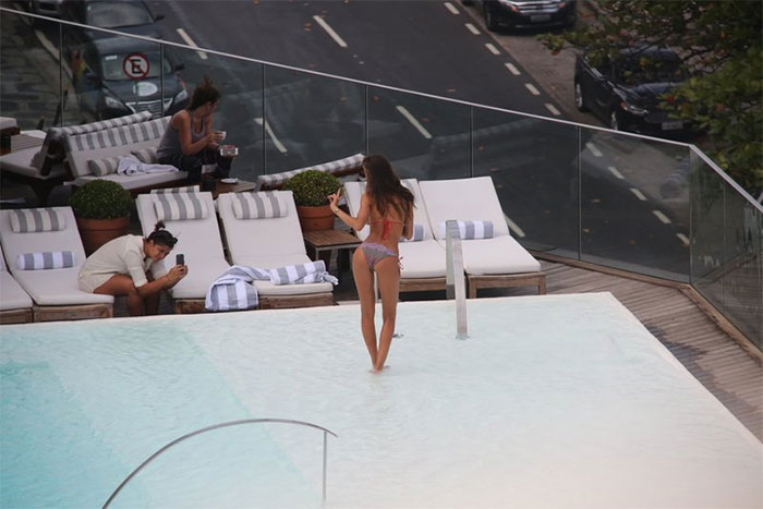 Izabel Goulart exibe corpão em dia de piscina