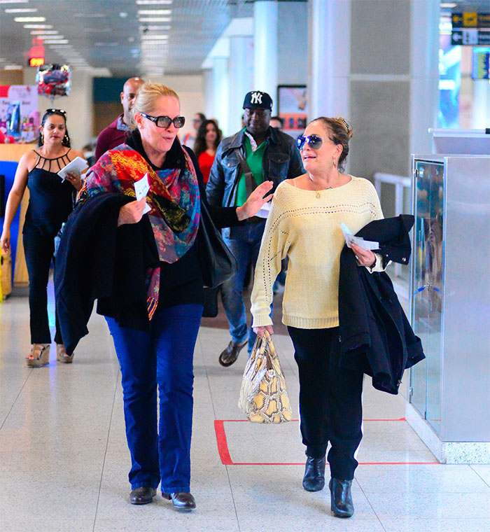 Susana Vieira e Lucinha Lins embarcam juntas em aeroporto