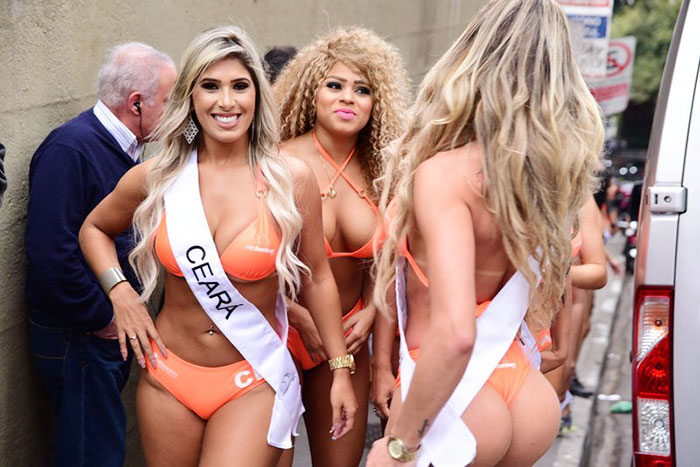 Candidatas a Miss Bumbum 2016 posam na Paulista