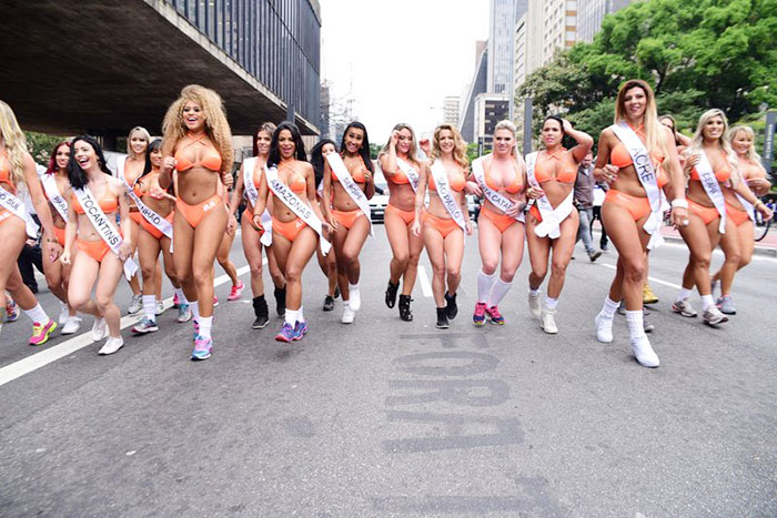 Candidatas a Miss Bumbum causam alvoroço na Av. Paulista 