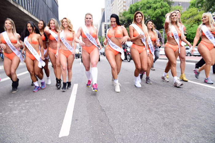 Candidatas a Miss Bumbum causam alvoroço na Av. Paulista 