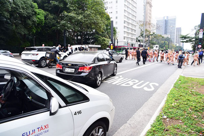 Candidatas a Miss Bumbum causam alvoroço na Av. Paulista 