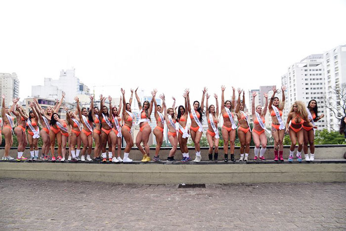 Candidatas a Miss Bumbum causam alvoroço na Av. Paulista 