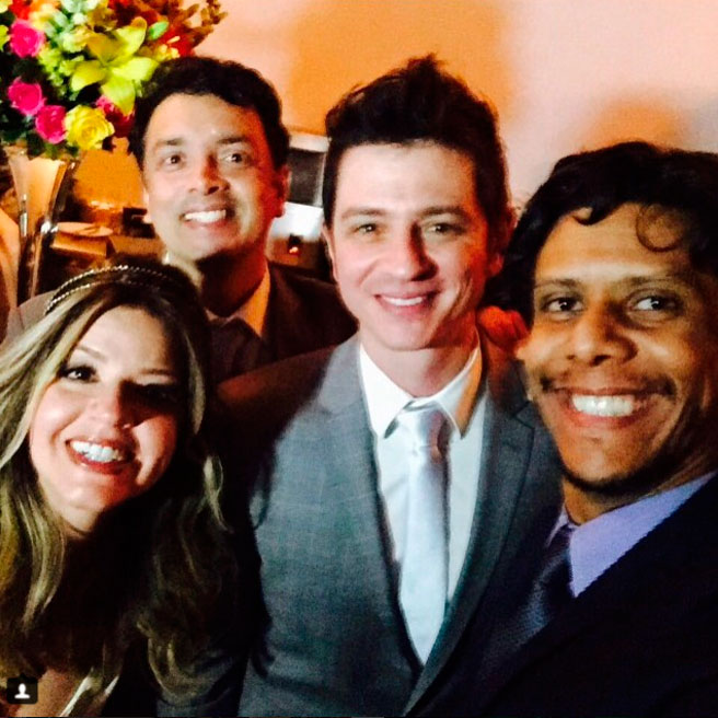 Mariana Santos e Rodrigo Velloni posam com amigos na festa de casamento 