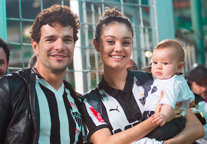Sophie Charlotte e Daniel de Oliveira levaram o filho, Otto, de quatro meses, até o estádio Independência, em Belo Horizonte, Minas Gerais, na segunda-feira (8), para poderem conferir juntinhos o jogo entre o Atlético Mineiro contra o Chapecoense