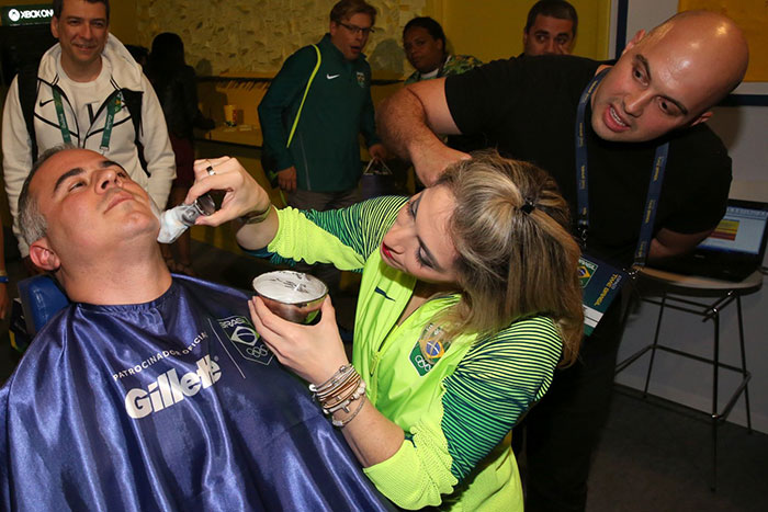 Daniele Hypólito vira 'barbeira' em evento no Rio de Janeiro