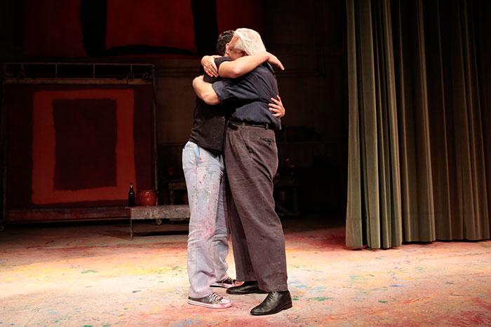 Antônio Fagundes abraça o filho Bruno Fagundes ao final de peça