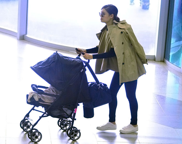 Família feliz! Sophie Charlotte e Daniel viajam com o filho