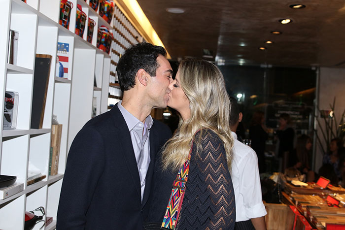 César Tralli e Ticiane se beijam em festa de Helô Pinheiro