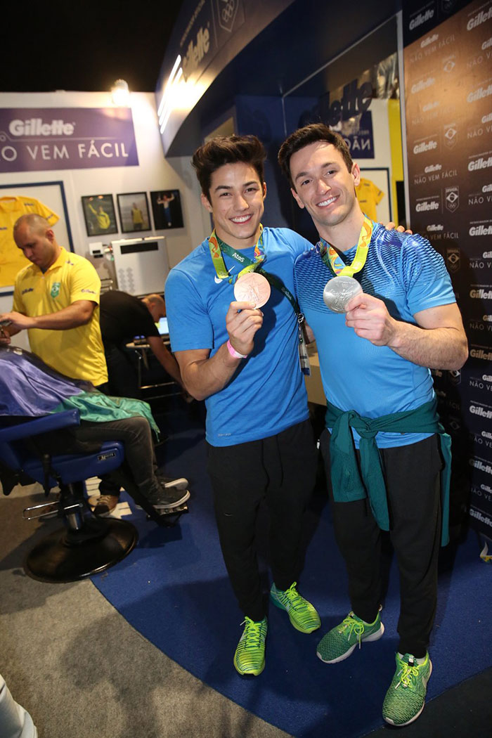 Diego Hypólito e Arthur Nory festejam medalhas conquistadas