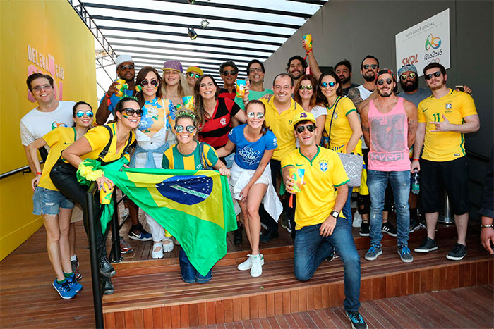 Paulo Vilhena se empolga durante jogo do Brasil no Maracanã