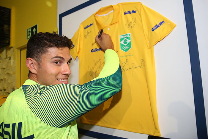 Thiago Braz autografa camiseta