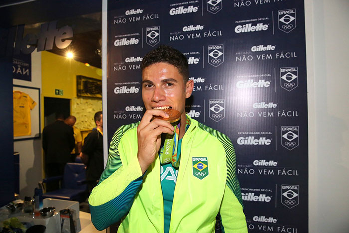 Thiago Braz posa com medalha de ouro