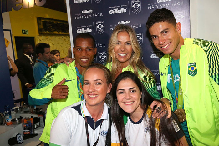 Luciano Huck paparica o atleta Thiago Braz