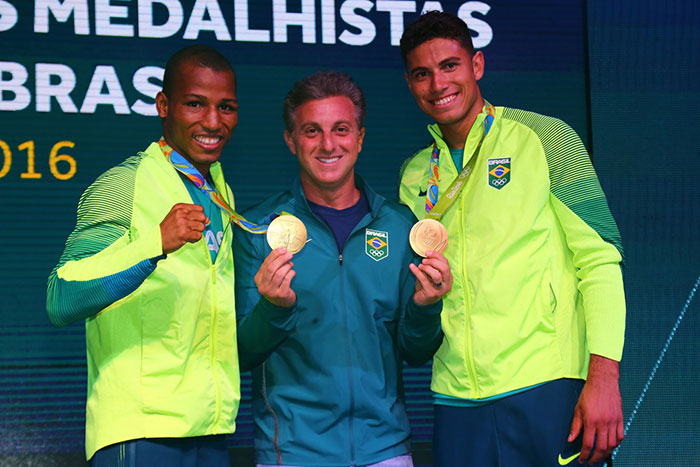 Luciano Huck e os medalhistas olímpicos