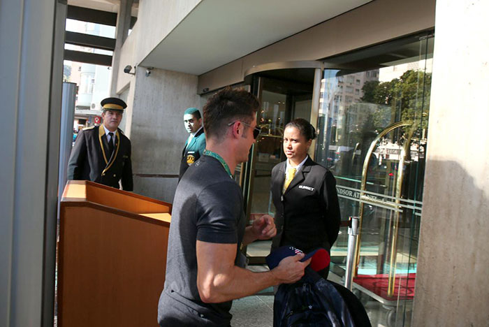 Zac Efron chega ao hotel