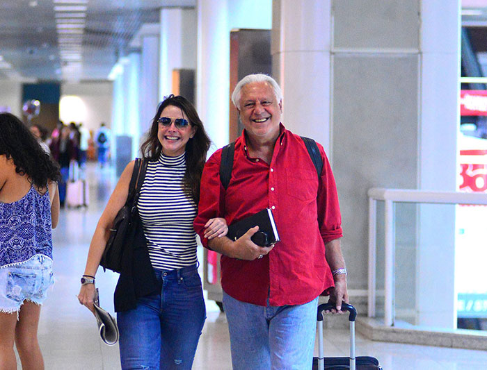 Com a namorada, Antônio Fagundes é pura simpatia ao viajar