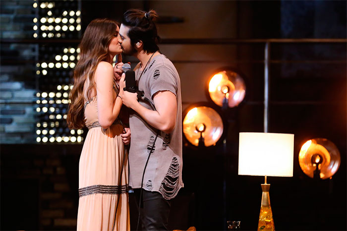 Camila Queiroz beija Luan Santana durante gravação do DVD