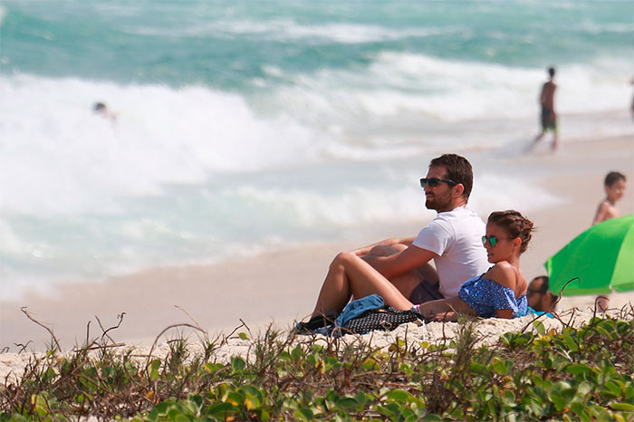 Fernanda de Freitas troca beijos com o namorado em praia