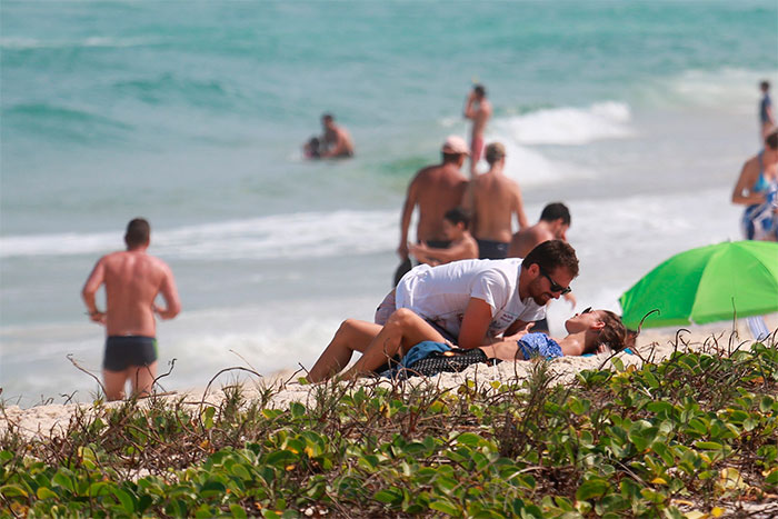 Fernanda de Freitas troca beijos com o namorado em praia