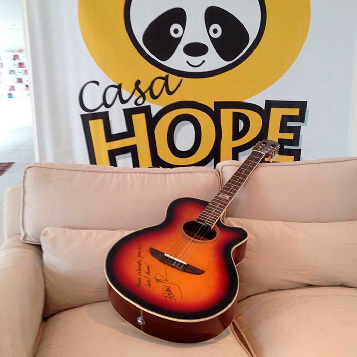 Fábio Jr doa violão para leilão da Casa Hope