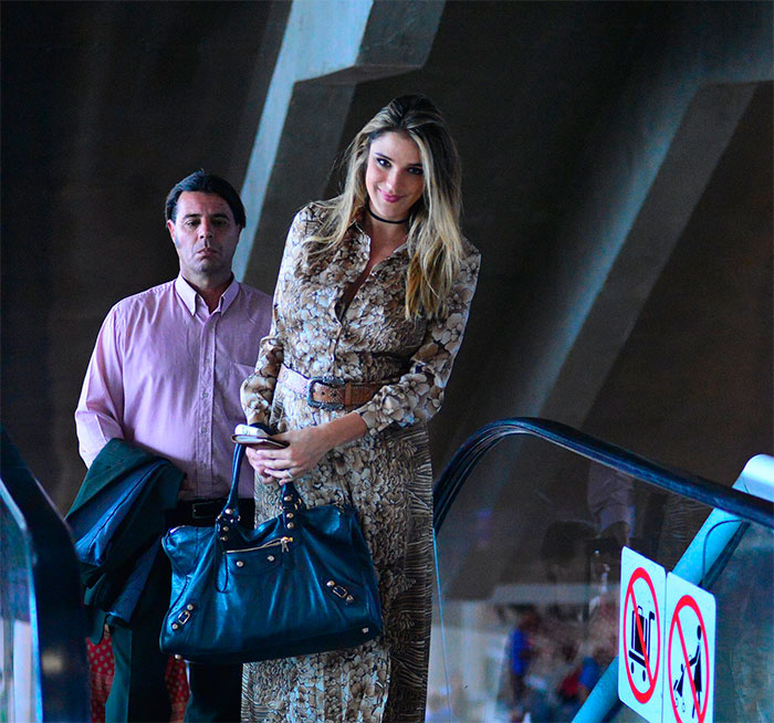 Rafa Brites manda beijinho ao embarcar em aeroporto do Rio