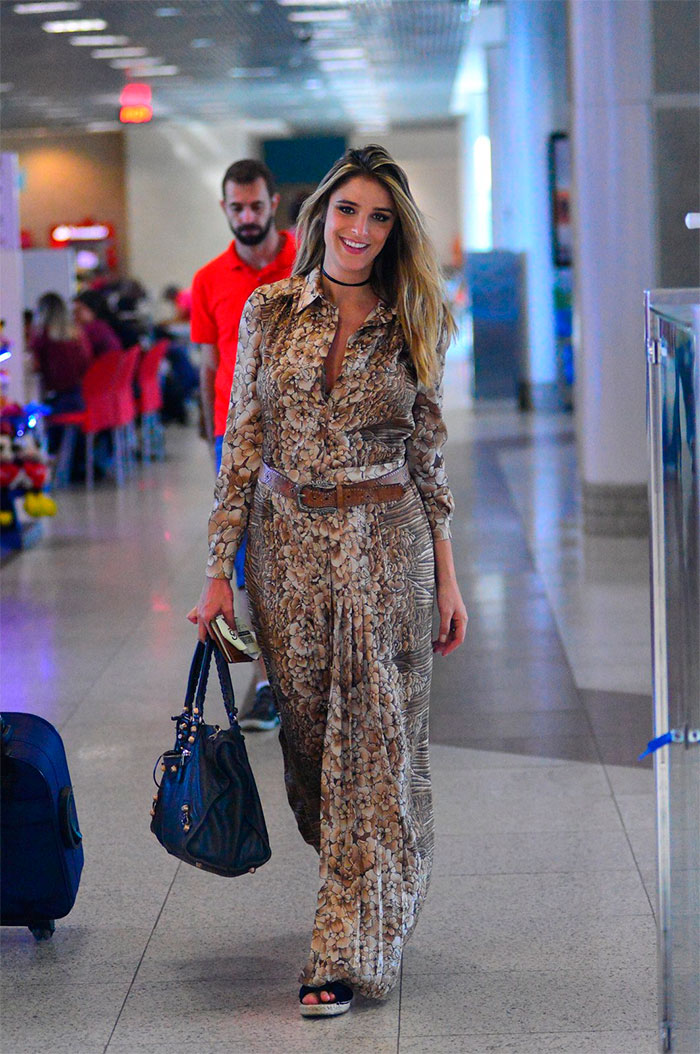 Rafa Brites manda beijinho ao embarcar em aeroporto do Rio