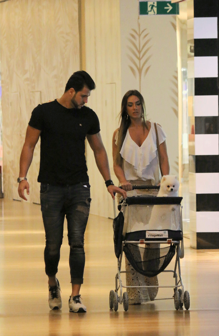 Nicole Bahls e Marcelo Bimbi passeiam com Floquinho de Neve