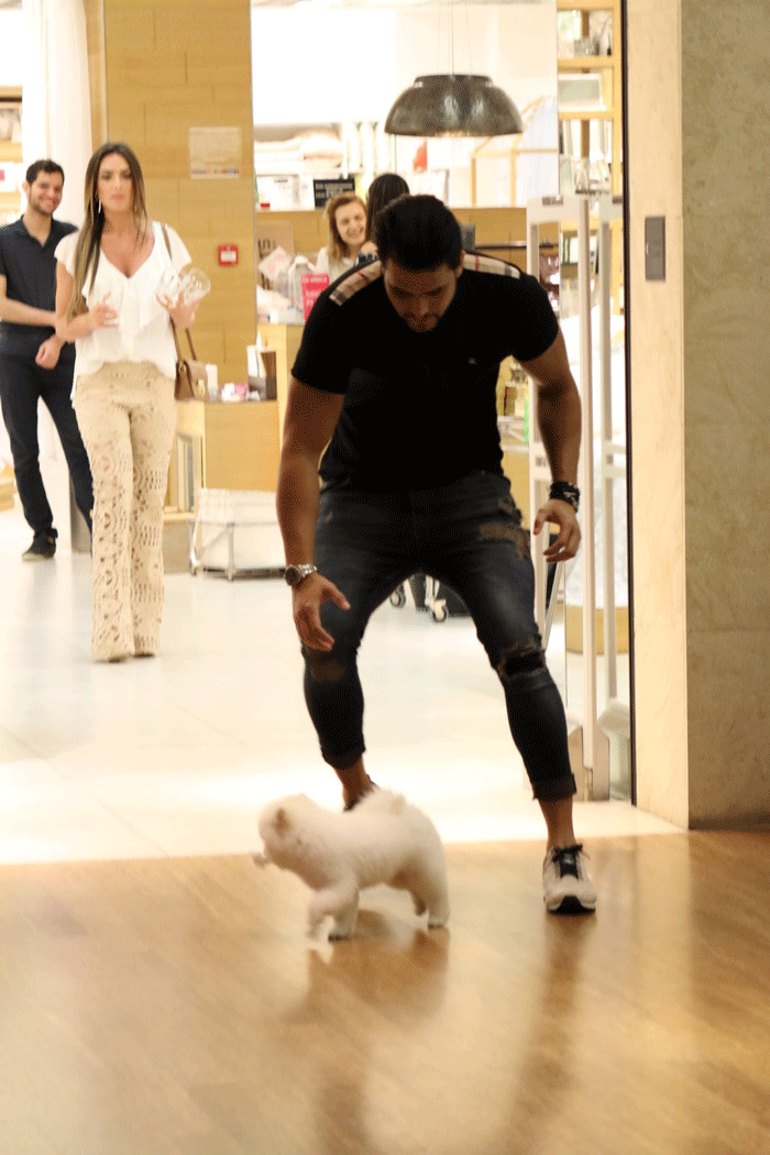 Nicole Bahls e Marcelo Bimbi passeiam com Floquinho de Neve