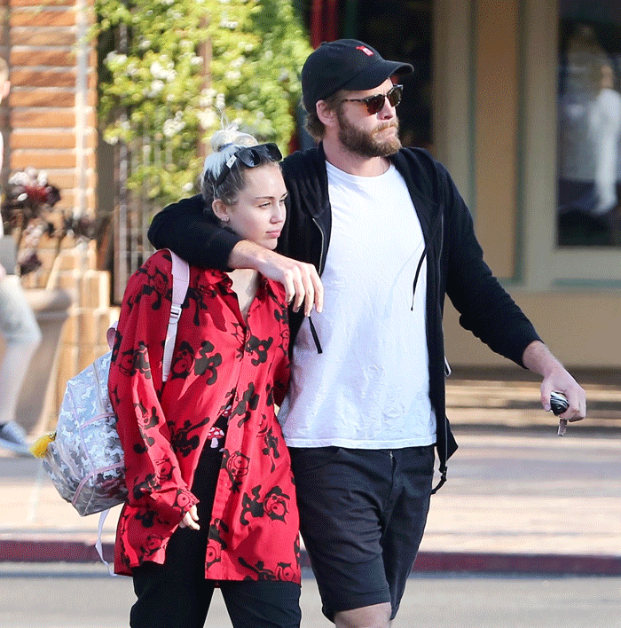Miley Cyrus e Liam Hemsworth passeiam juntinhos
