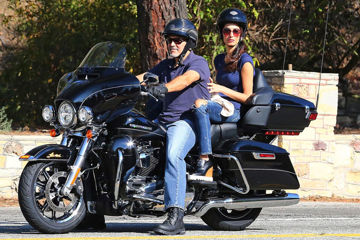 George Clooney leva Amal para passear de moto. Confira!