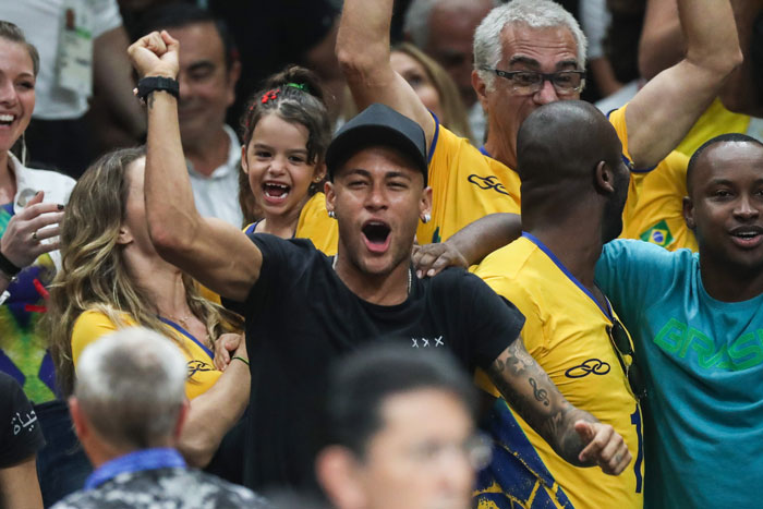 Neymar e Bruna Marquezine torcem juntinhos no Rio 