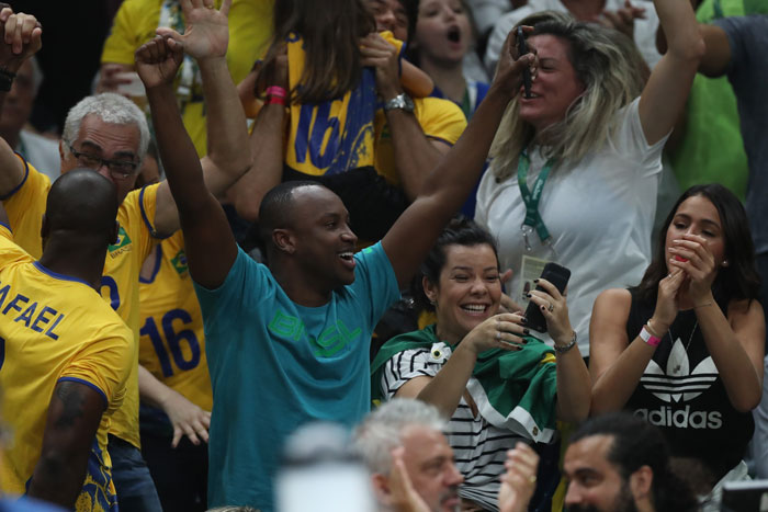 Neymar e Bruna Marquezine torcem juntinhos no Rio 