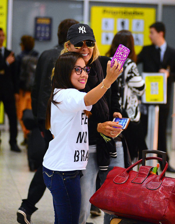 Adriane Galisteu posa para selfies com fãs em aeroporto
