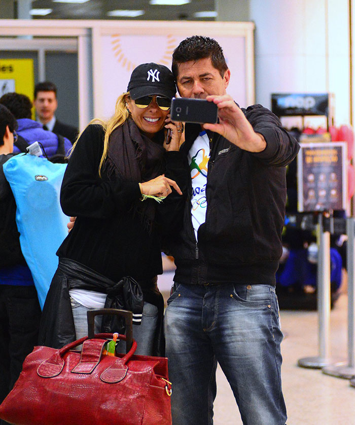 Adriane Galisteu posa para selfies com fãs em aeroporto