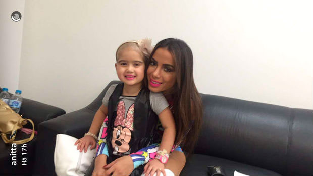 Anitta faz surpresa para fã mirim lutando contra o câncer