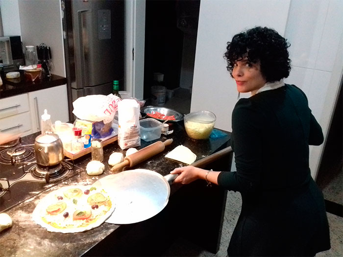 Grávida de nove meses, Renata Ricci prepara pizza aos amigos