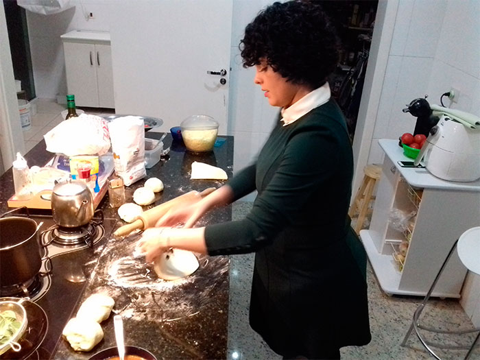 Grávida de nove meses, Renata Ricci prepara pizza aos amigos
