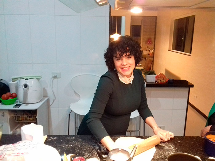 Grávida de nove meses, Renata Ricci prepara pizza aos amigos