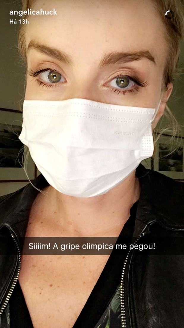 Angélica posa de máscara e conta: 'Gripe olímpica me pegou'
