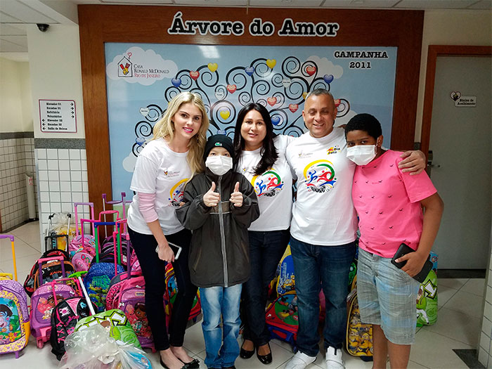  Bárbara Evans visita crianças em apoio ao McDia Feliz