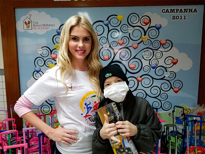  Bárbara Evans visita crianças em apoio ao McDia Feliz